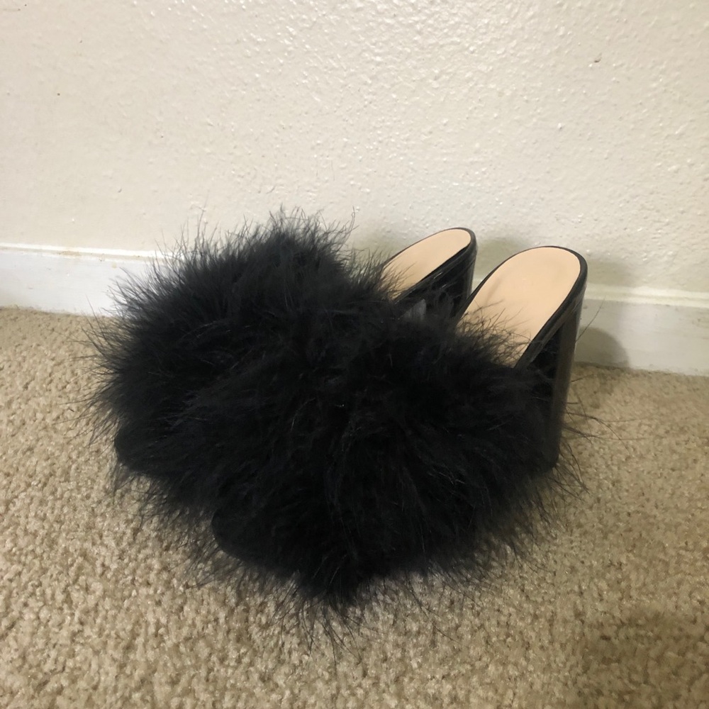 Wild Diva Super cute & fluffy heels size 5.5